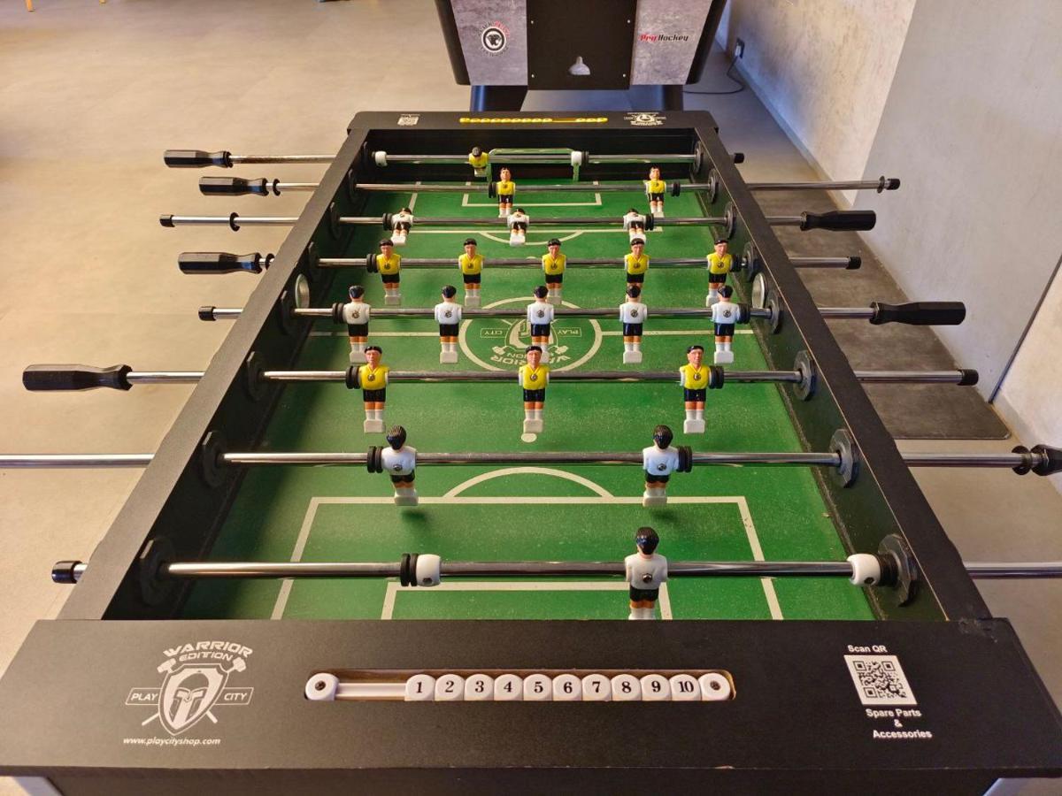 Radisson Resort And Spa ロナバラ エクステリア 写真 A table football table