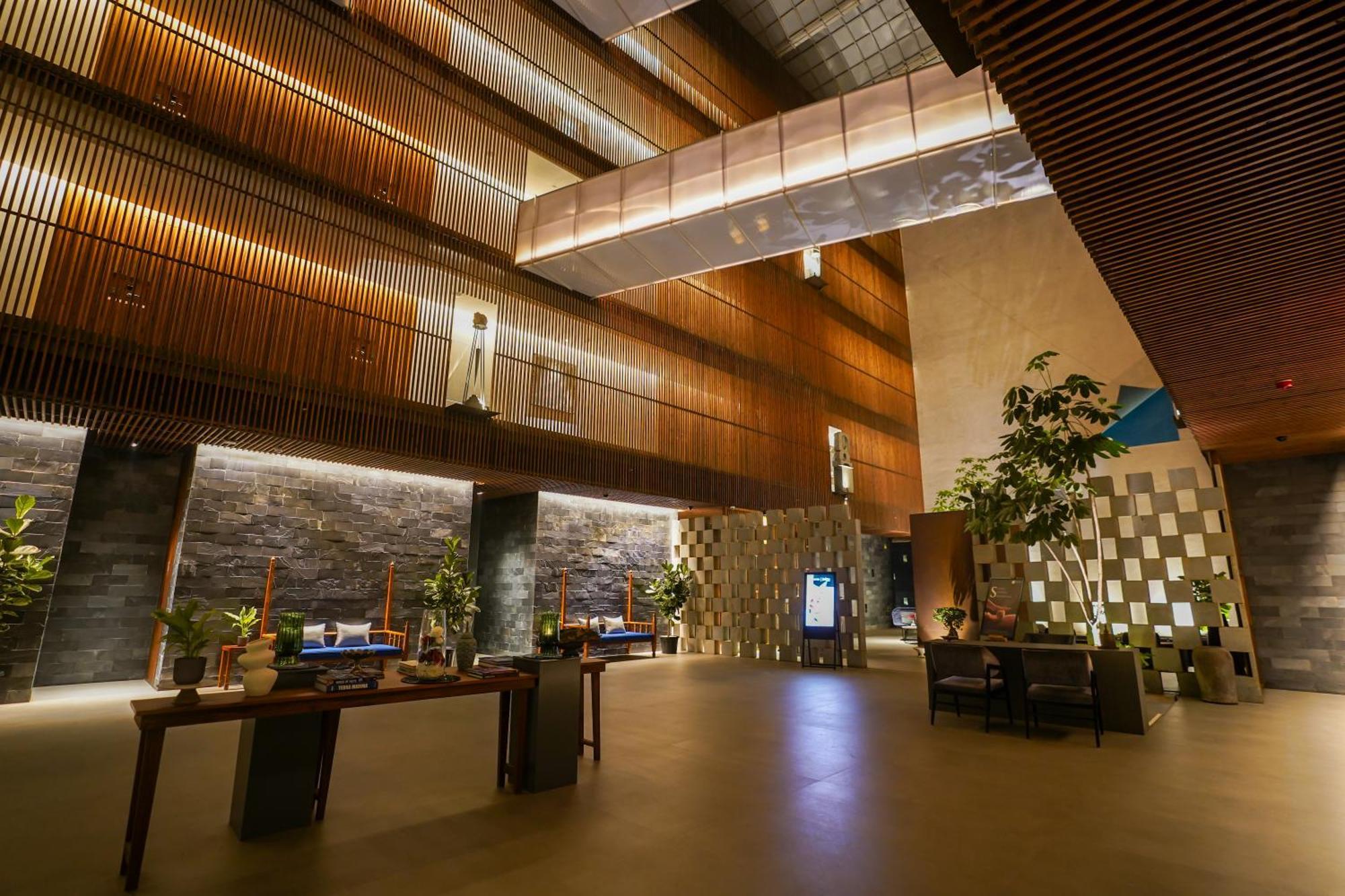 Radisson Resort And Spa ロナバラ エクステリア 写真 The lobby of the hotel