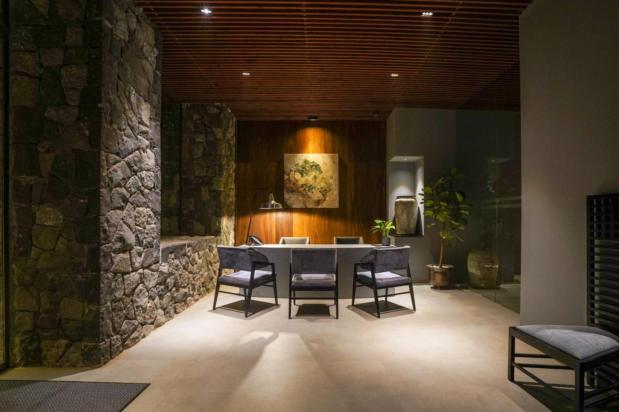 Radisson Resort And Spa ロナバラ エクステリア 写真 The lobby of the hotel
