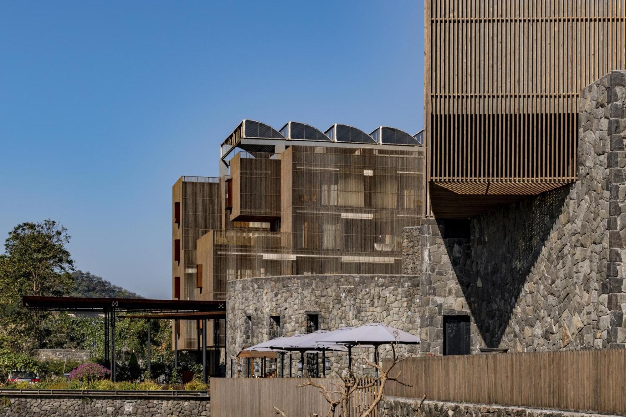 Radisson Resort And Spa ロナバラ エクステリア 写真 The hotel's main building
