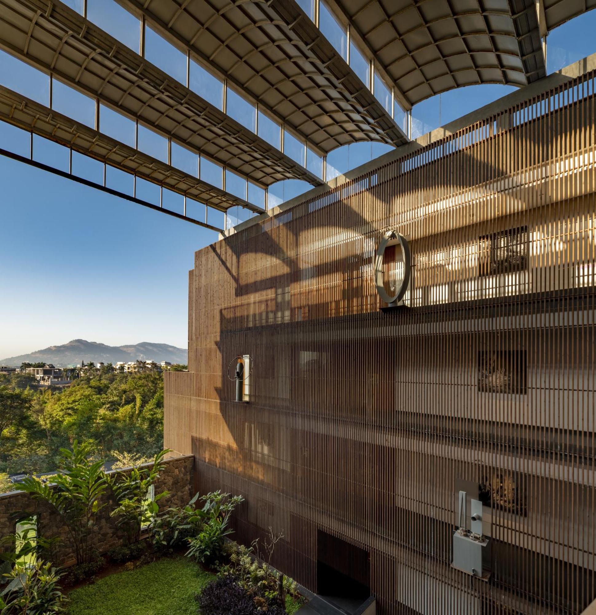 Radisson Resort And Spa ロナバラ エクステリア 写真 The building's facade