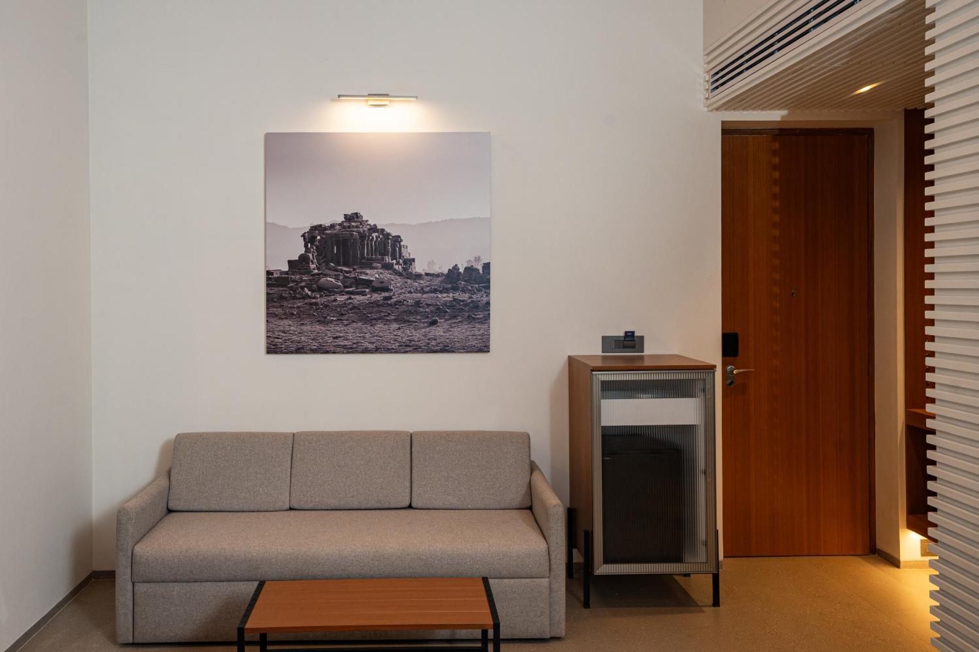 Radisson Resort And Spa ロナバラ エクステリア 写真 A room at the hotel