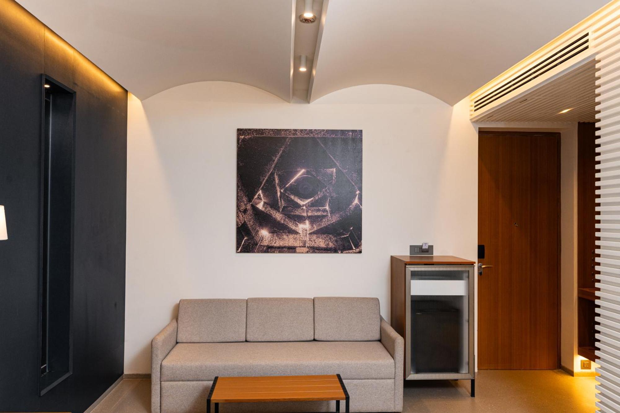 Radisson Resort And Spa ロナバラ エクステリア 写真 A room at the hotel