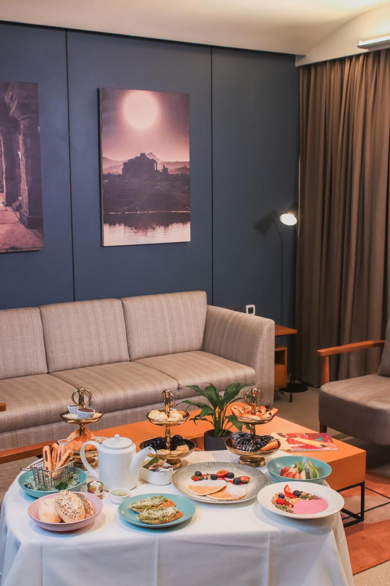 Radisson Resort And Spa ロナバラ エクステリア 写真 A room in the hotel