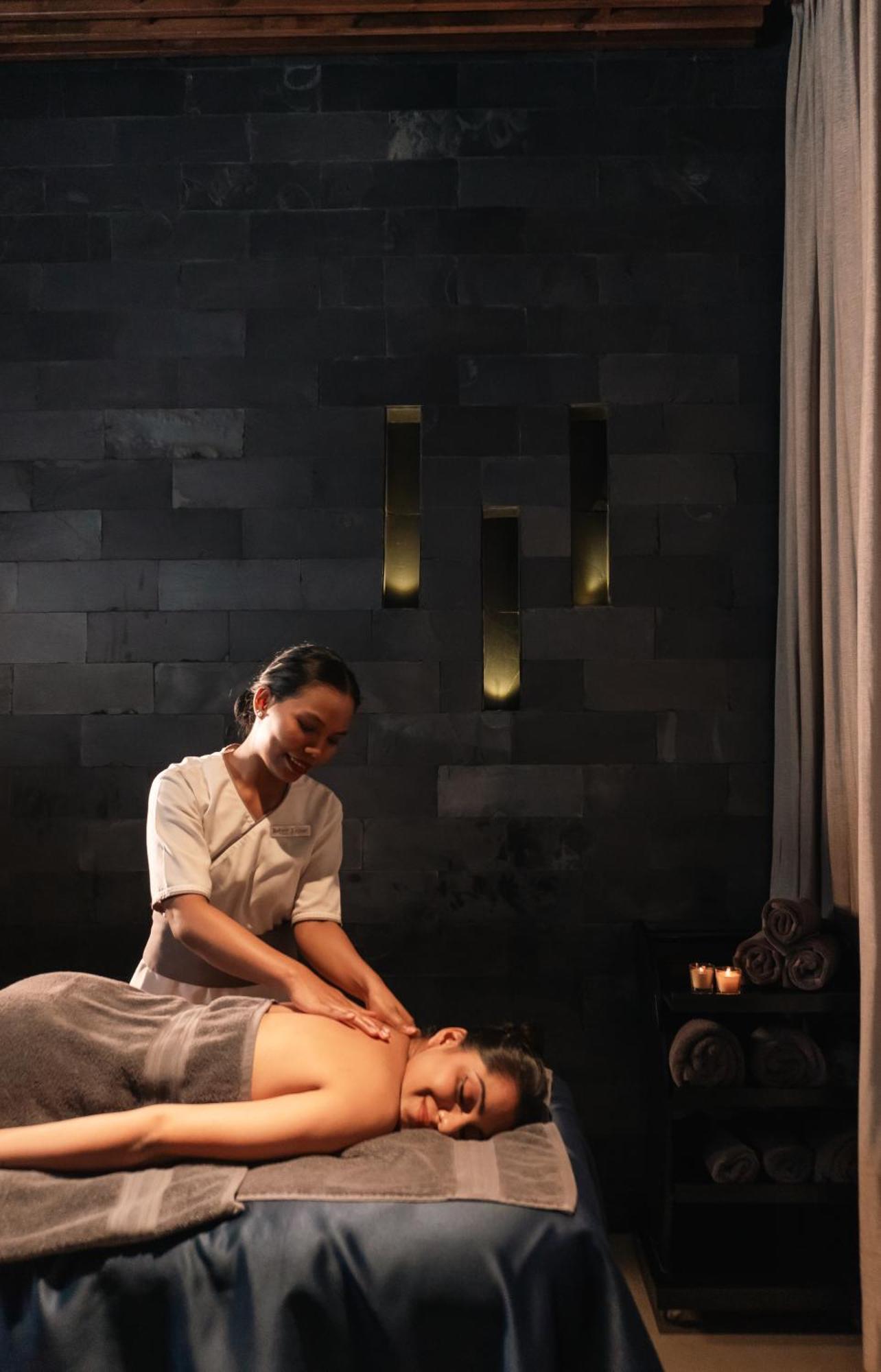 Radisson Resort And Spa ロナバラ エクステリア 写真 A spa treatment